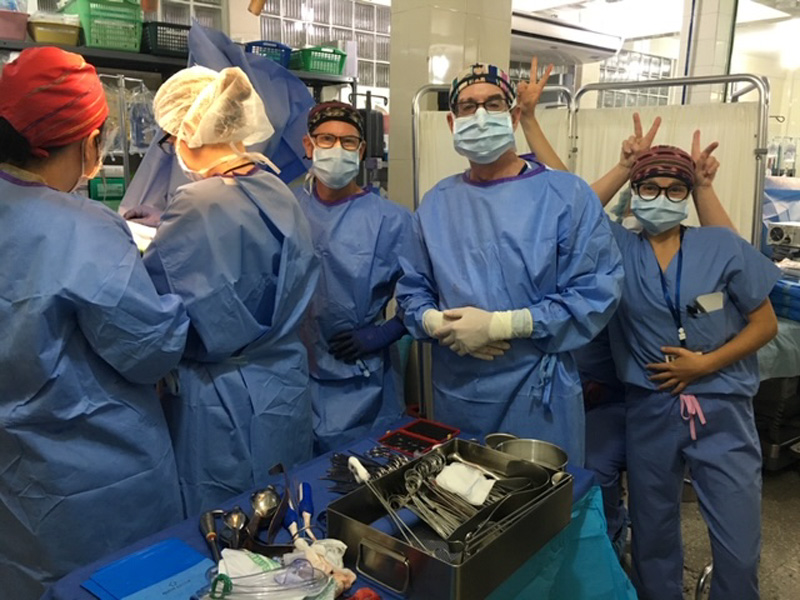 Hospital de la Familia Foundation doc volunteers in operating room
